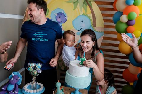 família rindo durante o parabéns'