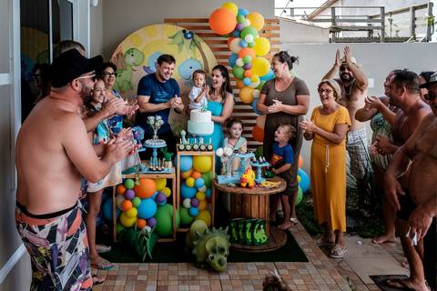 toda família reunida cantando parabéns'