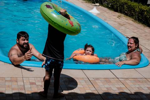 família na piscina'