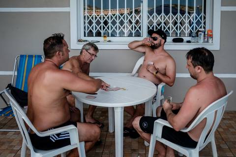 amigos jogando carta'
