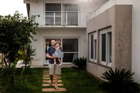 pai e filha em casa '