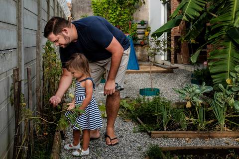pai e filha na horta'