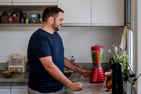 pai fazendo suco no liquidificador'