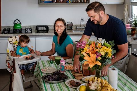família sorrindo no café da manhã'