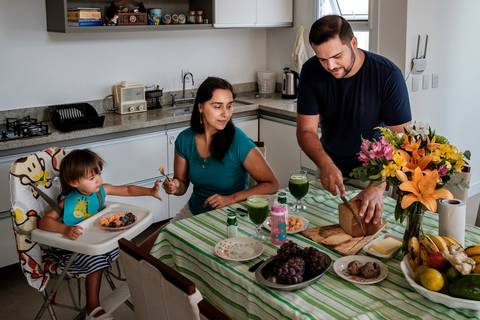 pai mãe e filha na mesa do café da manhã'