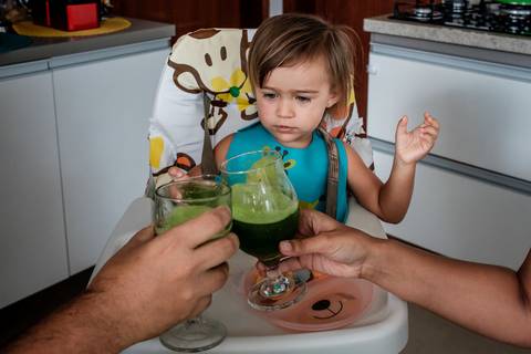 filha fazendo um brinde com os pais'