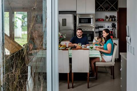 imagem da família no café da manhã'