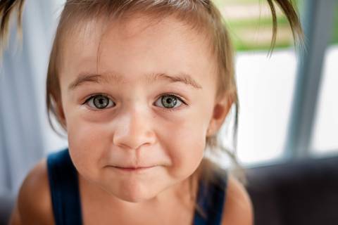 criança olhando para a câmera'