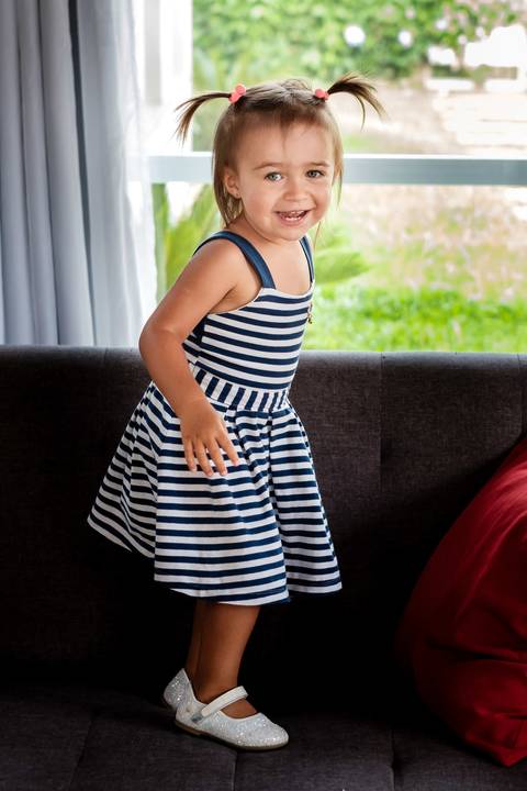 criança olhando para a câmera'