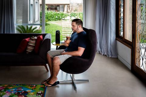 pai tomando chimarrão'