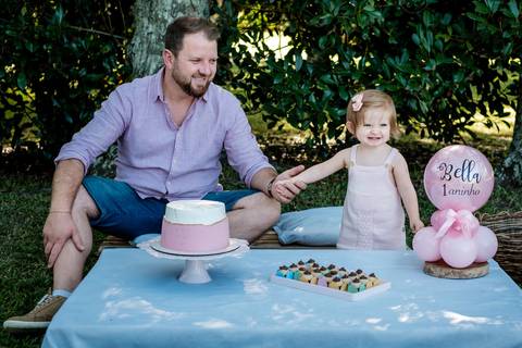 pai e filha com bolo de aniversário'