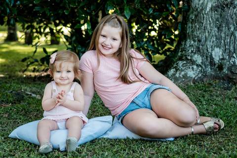 irmã olhando para a foto'