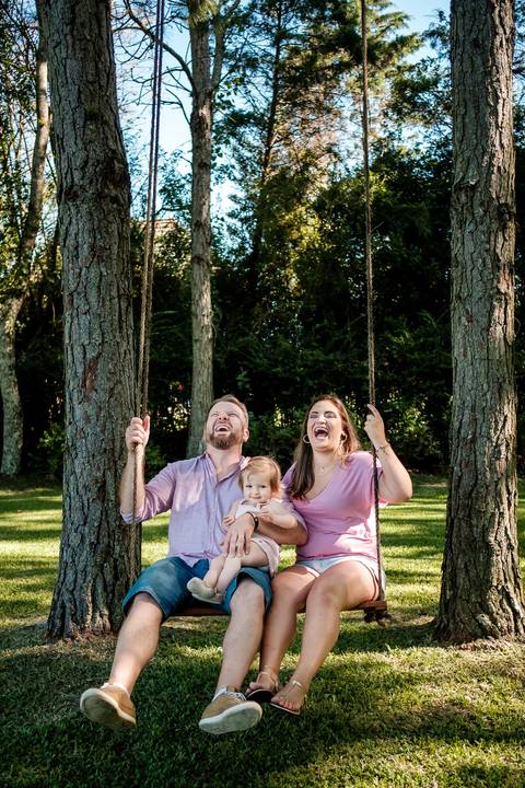 pai mãe e filha brincando'