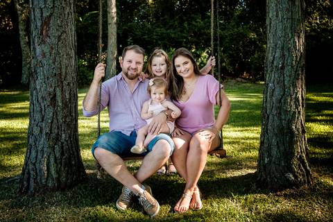 mãe pai e filhas brincando'