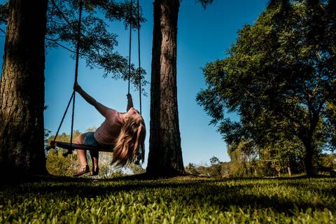 criança no balanço'