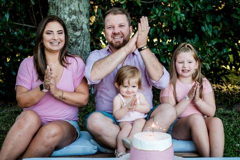 família cantando parabéns'