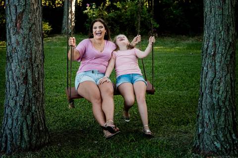 mãe e filha no balanço'