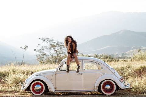 Shooting em Campos do Jordão da marca Criatura Vintage com a modelo Pati Mesquita num fusca branco clicado por Maya Morikawa'