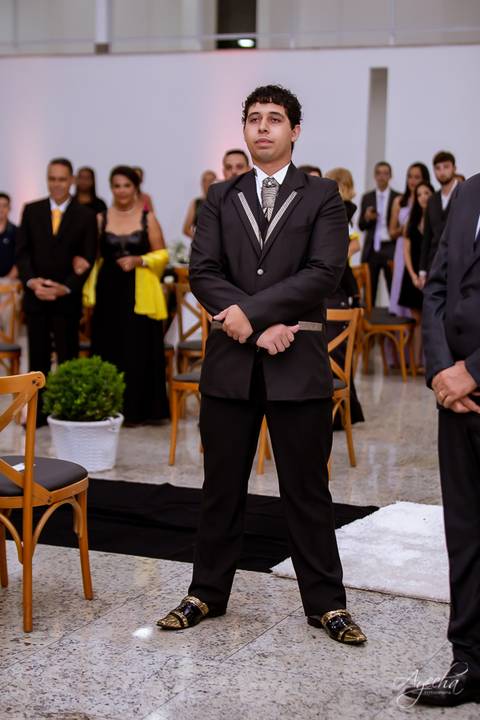 Fotografa de casamento Curitiba; Casamento Colombo; Making of da noiva; Noivas de Curitiba; Dia da noiva; Hotel Bolsi; Noiva bailarina; Vestidos de noiva; Detalhes da noiva; Casamentos Curitiba; Fotografa Piraquara; Cerimonia Religiosa; Detalhes do noivo;'