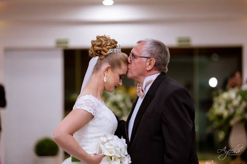 Fotografa de casamento Curitiba; Casamento Colombo; Making of da noiva; Noivas de Curitiba; Dia da noiva; Hotel Bolsi; Noiva bailarina; Vestidos de noiva; Detalhes da noiva; Casamentos Curitiba; Fotografa Piraquara; Entrada da noiva; Pai da noiva;'