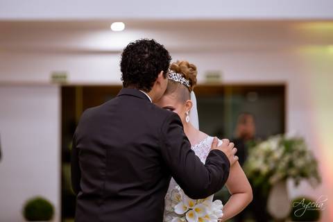 Fotografa de casamento Curitiba; Casamento Colombo; Making of da noiva; Noivas de Curitiba; Dia da noiva; Hotel Bolsi; Noiva bailarina; Vestidos de noiva; Detalhes da noiva; Casamentos Curitiba; Fotografa Piraquara; Entrada da noiva; Pai da noiva;'