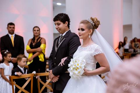 Fotografa de casamento Curitiba; Casamento Colombo; Making of da noiva; Noivas de Curitiba; Dia da noiva; Hotel Bolsi; Noiva bailarina; Vestidos de noiva; Detalhes da noiva; Casamentos Curitiba; Fotografa Piraquara; Entrada da noiva; Pai da noiva;'