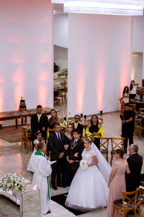 Fotografa de casamento Curitiba; Casamento Colombo; Making of da noiva; Noivas de Curitiba; Dia da noiva; Hotel Bolsi; Noiva bailarina; Vestidos de noiva; Detalhes da noiva; Casamentos Curitiba; Fotografa Piraquara; Entrada da noiva; Pai da noiva;'