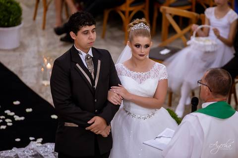 Fotografa de casamento Curitiba; Casamento Colombo; Making of da noiva; Noivas de Curitiba; Dia da noiva; Hotel Bolsi; Noiva bailarina; Vestidos de noiva; Detalhes da noiva; Casamentos Curitiba; Fotografa Piraquara; Cerimonia Religiosa;'