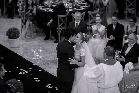 Fotografa de casamento Curitiba; Casamento Colombo; Making of da noiva; Noivas de Curitiba; Dia da noiva; Hotel Bolsi; Noiva bailarina; Vestidos de noiva; Detalhes da noiva; Casamentos Curitiba; Fotografa Piraquara; Cerimonia Religiosa;'