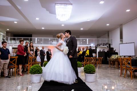 Fotografa de casamento Curitiba; Casamento Colombo; Making of da noiva; Noivas de Curitiba; Dia da noiva; Hotel Bolsi; Noiva bailarina; Vestidos de noiva; Detalhes da noiva; Casamentos Curitiba; Fotografa Piraquara; Cerimonia Religiosa;'