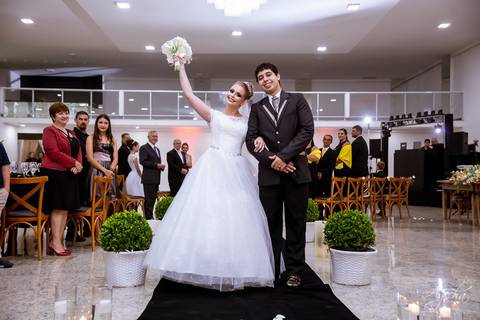 Fotografa de casamento Curitiba; Casamento Colombo; Making of da noiva; Noivas de Curitiba; Dia da noiva; Hotel Bolsi; Noiva bailarina; Vestidos de noiva; Detalhes da noiva; Casamentos Curitiba; Fotografa Piraquara; Cerimonia Religiosa;'