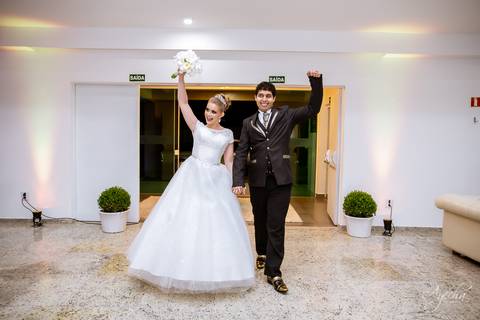 Fotografa de casamento Curitiba; Casamento Colombo; Making of da noiva; Noivas de Curitiba; Dia da noiva; Hotel Bolsi; Noiva bailarina; Vestidos de noiva; Detalhes da noiva; Casamentos Curitiba; Fotografa Piraquara; Festa de casamento; Dança dos noivos;'