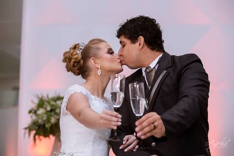 Fotografa de casamento Curitiba; Casamento Colombo; Making of da noiva; Noivas de Curitiba; Dia da noiva; Hotel Bolsi; Noiva bailarina; Vestidos de noiva; Detalhes da noiva; Casamentos Curitiba; Fotografa Piraquara; Festa de casamento; Dança dos noivos;'