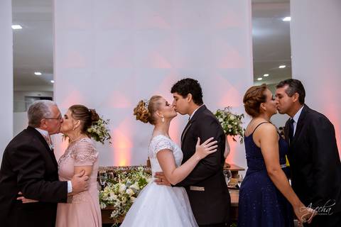 Fotografa de casamento Curitiba; Casamento Colombo; Making of da noiva; Noivas de Curitiba; Dia da noiva; Hotel Bolsi; Noiva bailarina; Vestidos de noiva; Detalhes da noiva; Casamentos Curitiba; Fotografa Piraquara; Festa de casamento; Dança dos noivos;'