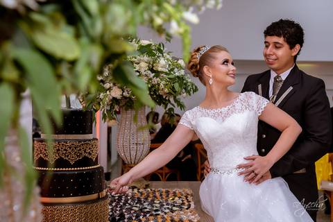 Fotografa de casamento Curitiba; Casamento Colombo; Making of da noiva; Noivas de Curitiba; Dia da noiva; Hotel Bolsi; Noiva bailarina; Vestidos de noiva; Detalhes da noiva; Casamentos Curitiba; Fotografa Piraquara; Festa de casamento; Dança dos noivos;'