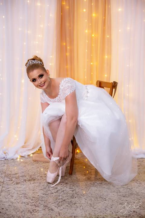 Fotografa de casamento Curitiba; Casamento Colombo; Making of da noiva; Noivas de Curitiba; Dia da noiva; Hotel Bolsi; Noiva bailarina; Vestidos de noiva; Detalhes da noiva; Casamentos Curitiba; Fotografa Piraquara; Fotografa Colombo; Sapatilha de ballet '