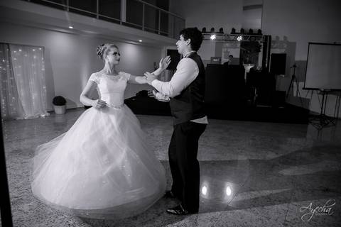 Fotografa de casamento Curitiba; Casamento Colombo; Making of da noiva; Noivas de Curitiba; Dia da noiva; Hotel Bolsi; Noiva bailarina; Vestidos de noiva; Detalhes da noiva; Casamentos Curitiba; Fotografa Piraquara; Festa de casamento; Dança dos noivos;'