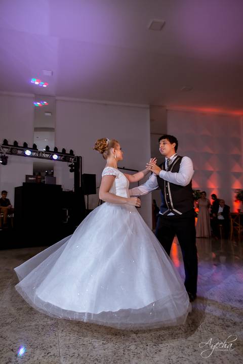 Fotografa de casamento Curitiba; Casamento Colombo; Making of da noiva; Noivas de Curitiba; Dia da noiva; Hotel Bolsi; Noiva bailarina; Vestidos de noiva; Detalhes da noiva; Casamentos Curitiba; Fotografa Piraquara; Festa de casamento; Dança dos noivos;'