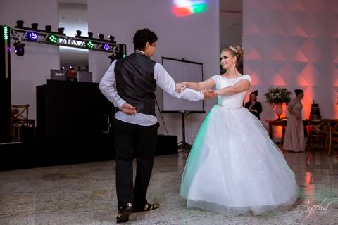 Fotografa de casamento Curitiba; Casamento Colombo; Making of da noiva; Noivas de Curitiba; Dia da noiva; Hotel Bolsi; Noiva bailarina; Vestidos de noiva; Detalhes da noiva; Casamentos Curitiba; Fotografa Piraquara; Festa de casamento; Dança dos noivos;'