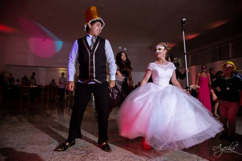 Fotografa de casamento Curitiba; Casamento Colombo; Making of da noiva; Noivas de Curitiba; Dia da noiva; Hotel Bolsi; Noiva bailarina; Vestidos de noiva; Detalhes da noiva; Casamentos Curitiba; Fotografa Piraquara; Festa de casamento; Dança dos noivos;'