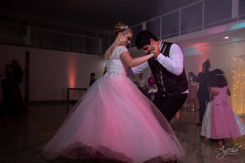 Fotografa de casamento Curitiba; Casamento Colombo; Making of da noiva; Noivas de Curitiba; Dia da noiva; Hotel Bolsi; Noiva bailarina; Vestidos de noiva; Detalhes da noiva; Casamentos Curitiba; Fotografa Piraquara; Festa de casamento; Dança dos noivos;'