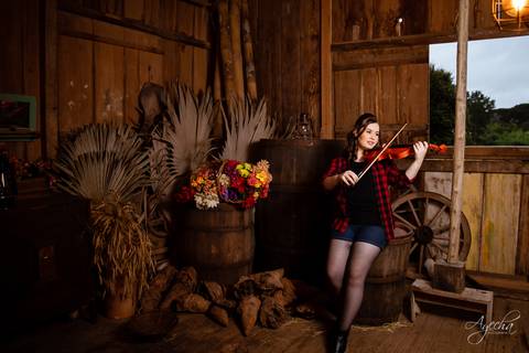 Ensaio de 15 anos; 15 anos Curitiba; Fotografa de debutantes; Inspirações de 15 anos; Chácara Ienkot; Fotografa São José dos Pinhais; Ensaio dos sonhos; Vestidos de Debutante; Fotografa Piraquara; Meus 15 anos; debutante violino; Ensaio celeiro; Rustico;'