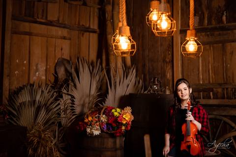 Ensaio de 15 anos; 15 anos Curitiba; Fotografa de debutantes; Inspirações de 15 anos; Chácara Ienkot; Fotografa São José dos Pinhais; Ensaio dos sonhos; Vestidos de Debutante; Fotografa Piraquara; Meus 15 anos; debutante violino; Ensaio celeiro; Rustico;'