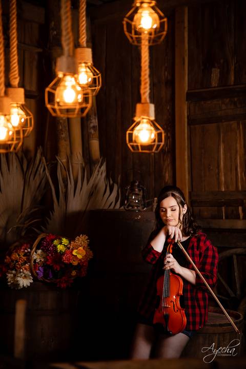 Ensaio de 15 anos; 15 anos Curitiba; Fotografa de debutantes; Inspirações de 15 anos; Chácara Ienkot; Fotografa São José dos Pinhais; Ensaio dos sonhos; Vestidos de Debutante; Fotografa Piraquara; Meus 15 anos; debutante violino; Ensaio celeiro; Rustico;'