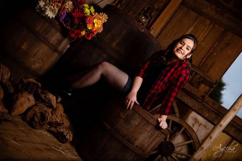 Ensaio de 15 anos; 15 anos Curitiba; Fotografa de debutantes; Inspirações de 15 anos; Chácara Ienkot; Fotografa São José dos Pinhais; Ensaio dos sonhos; Vestidos de Debutante; Fotografa Piraquara; Meus 15 anos; Ensaio Rustico; Debutantes Curitiba; Celeiro'