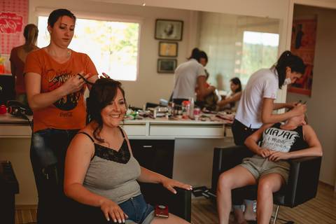 Noiva se arrumando no salão'