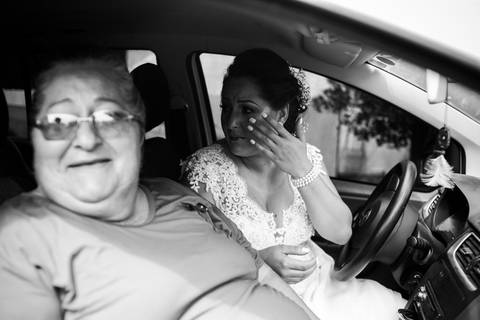 noiva emocionada no carro'