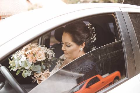 noiva concentrada antes de descer do carro'