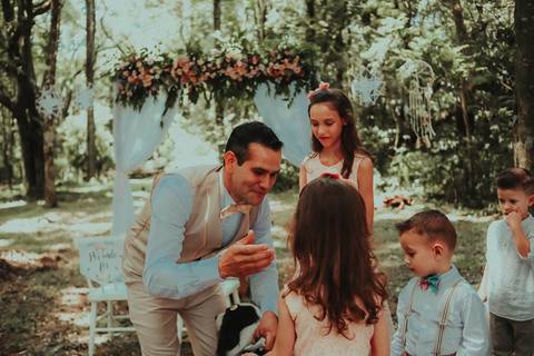 noivo emocionado recebendo o seu cachorro no seu casamento'