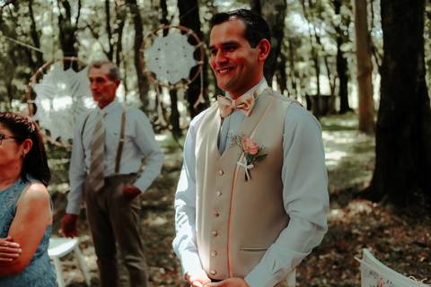 noivo emocionado ao ver a noiva'